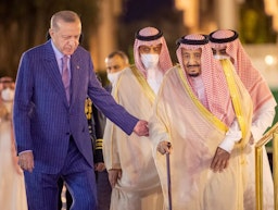 العاهل السعودي الملك سلمان بن عبد العزيز يلتقي الرئيس التركي رجب طيب أردوغان في جدة، المملكة العربية السعودية. 28 أبريل/نيسان 2022. (عبر الديوان الملكي السعودي)