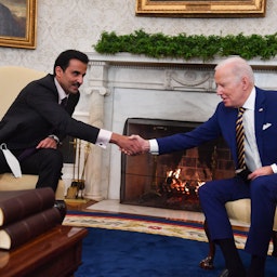 الرئيس الأميريكي جو بايدن يستضيف أمير قطر الشيخ تميم بن حمد آل ثاني في البيت الأبيض يوم 31 يناير/كانون الثاني 2022 في واشنطن العاصمة. (الصورة عبر غيتي إيماجز)