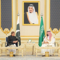 رئيس الوزراء الباكستاني شهباز شريف يلتقي ولي العهد السعودي الأمير محمد بن سلمان آل سعود في جدة في 29 أبريل/نيسان 2022 (الصورة من وزارة الخارجية السعودية)