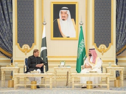 ملاقات شهباز شریف، نخست‌وزیر پاکستان، با محمد بن سلمان آل سعود، ولیعهد عربستان؛ جده، ۹ اردیبهشت ۱۴۰۱/ ۲۹ آوریل ۲۰۲۲. (عکس دست اول از وزارت خارجه‌ی عربستان)