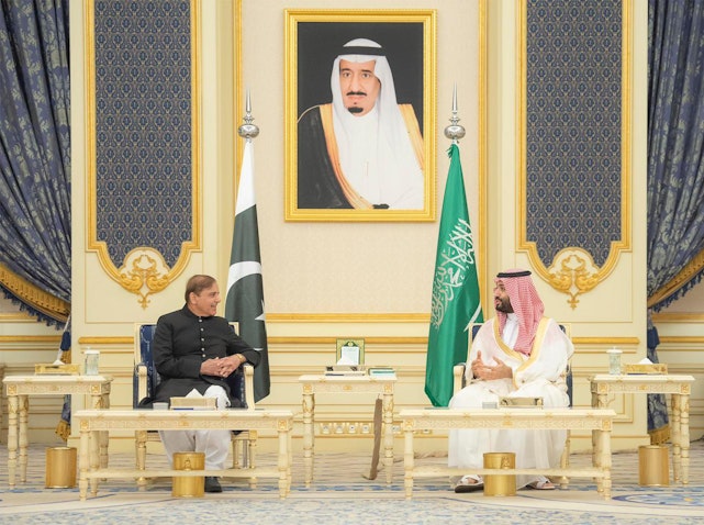 ملاقات شهباز شریف، نخست‌وزیر پاکستان، با محمد بن سلمان آل سعود، ولیعهد عربستان؛ جده، ۹ اردیبهشت ۱۴۰۱/ ۲۹ آوریل ۲۰۲۲. (عکس دست اول از وزارت خارجه‌ی عربستان)