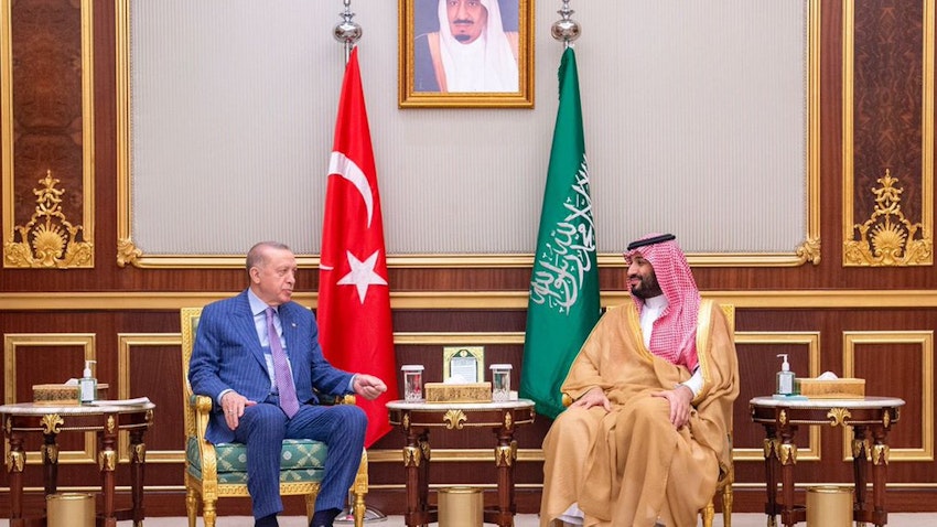 استقبال محمد بن سلمان آل سعود، ولیعهد عربستان سعودی، از رجب طیب اردوغان، رئیس‌جمهور ترکیه، در کاخ السلام‌؛ ۸ اردیبهشت ۱۴۰۱/ ۲۸ آوریل ۲۰۲۲. (عکس از صفحه‌ی توییتر وزارت خارجه‌ی عربستان)