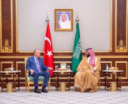 استقبال محمد بن سلمان آل سعود، ولیعهد عربستان سعودی، از رجب طیب اردوغان، رئیس‌جمهور ترکیه، در کاخ السلام‌؛ ۸ اردیبهشت ۱۴۰۱/ ۲۸ آوریل ۲۰۲۲. (عکس از صفحه‌ی توییتر وزارت خارجه‌ی عربستان)