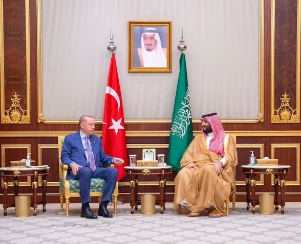استقبال محمد بن سلمان آل سعود، ولیعهد عربستان سعودی، از رجب طیب اردوغان، رئیس‌جمهور ترکیه، در کاخ السلام‌؛ ۸ اردیبهشت ۱۴۰۱/ ۲۸ آوریل ۲۰۲۲. (عکس از صفحه‌ی توییتر وزارت خارجه‌ی عربستان)