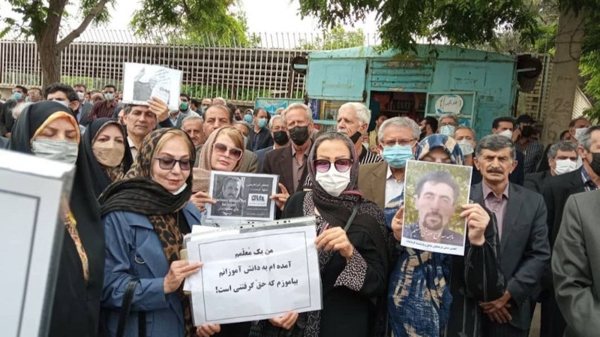 المعلمون الإيرانيون في مظاهرة بمناسبة يوم العمال العالمي في كرمنشاه، إيران. 1 مايو/أيار 2022 (الصورة لآراش صادقي/عبر تويتر)