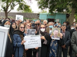 المعلمون الإيرانيون في مظاهرة بمناسبة يوم العمال العالمي في كرمنشاه، إيران. 1 مايو/أيار 2022 (الصورة لآراش صادقي/عبر تويتر)