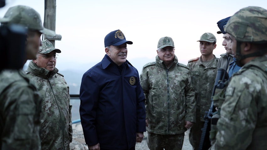 بازدید حلوصی آکار، وزیر دفاع ترکیه از یکی از پایگاه‌های نظامی ترکیه در نزدیکی مرز ترکیه و عراق؛ ۵ اردیبهشت ۱۴۰۱/ ۲۵ آوریل ۲۰۲۲. (عکس از صفحه‌ی توییتر وزارت دفاع ترکیه)