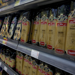 قفسه‌ی یک سوپرمارکت در مرکز شهر تهران؛ ایران، ۱۵ اردیبهشت ۱۴۰۱. (عکس از خبرگزاری ایرنا)