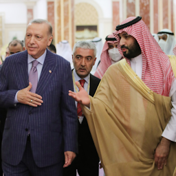 الرئيس التركي رجب طيب أردوغان يلتقي ولي العهد السعودي الأمير محمد بن سلمان آل سعود في الرياض بالمملكة العربية السعودية، في 28 أبريل/نيسان 2022. (المصدر: صفحة رجب طيب أردوغان على منصة تويتر/أكس)