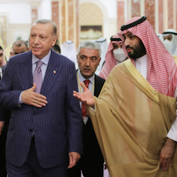 دیدار رجب طیب اردوغان، رئیس‌جمهور ترکیه، با محمد بن سلمان آل سعود، ولیعهد عربستان؛ ریاض، عربستان سعودی، ۸ اردیبهشت ۱۴۰۱/ ۲۸ آوریل ۲۰۲۲. (عکس از توییتر/X رجب طیب اردوغان)
