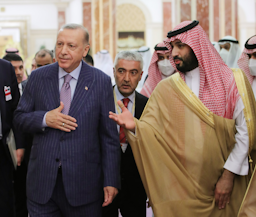 دیدار رجب طیب اردوغان، رئیس‌جمهور ترکیه، با محمد بن سلمان آل سعود، ولیعهد عربستان؛ ریاض، عربستان سعودی، ۸ اردیبهشت ۱۴۰۱/ ۲۸ آوریل ۲۰۲۲. (عکس از توییتر/X رجب طیب اردوغان)