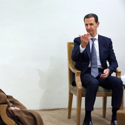 المرشد الأعلى الإيراني آية الله علي خامنئي يستقبل الرئيس السوري بشار الأسد في طهران، إيران. 8 مايو/أيار. (الصورة عبر موقع المرشد الأعلى الإيراني)
