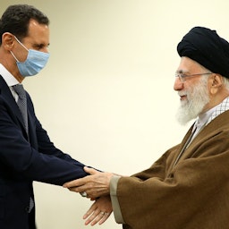 استقبال آیت‌الله علی خامنه‌ای، رهبر ایران، از بشار اسد، رئیس‌جمهور سوریه؛ تهران، ۱۸ اردیبهشت ۱۴۰۱. (عکس از وب‌سایت رهبر ایران)