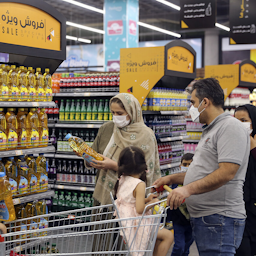 خانواده‌ی ایرانی در حال خرید از یک سوپر مارکت محلی؛ شیراز، ایران، ۱۷ اردیبهشت ۱۴۰۱. (عکس از خبرگزاری ایرنا)