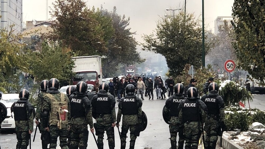 شرطة مكافحة الشغب تنتشر لقمع الاحتجاجات في طهران، إيران. 16 نوفمبر/تشرين الثاني 2019 (الصورة عبر وكالة مهر للأنباء)