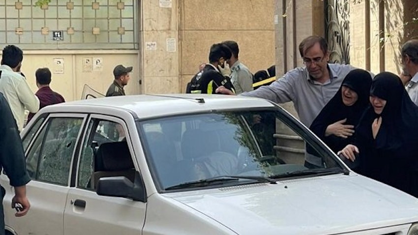 أفراد أسرة حسن صياد خدايي يتجمعون حول السيارة التي قُتل فيها بالرصاص في طهران، إيران. 22 مايو/أيار 2022 (الصورة عبر إرنا)