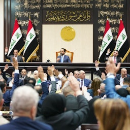نمایندگان پارلمان عراق در حال رأی دادن به قانون منع عادی‌سازی روابط با اسرائیل، بغداد، عراق، ۵ خرداد ۱۴۰۱/ ۲۶ می ۲۰۲۲. (عکس از صفحه‌ی توییتر دفتر رسانه‌ای رئیس مجلس عراق)
