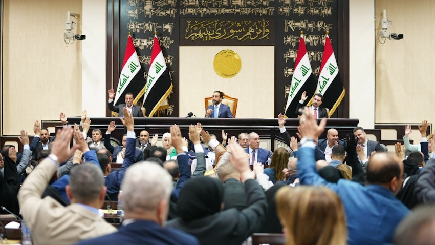 نمایندگان پارلمان عراق در حال رأی دادن به قانون منع عادی‌سازی روابط با اسرائیل، بغداد، عراق، ۵ خرداد ۱۴۰۱/ ۲۶ می ۲۰۲۲. (عکس از صفحه‌ی توییتر دفتر رسانه‌ای رئیس مجلس عراق)