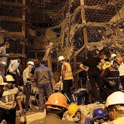 تلاش امدادگران برای یافتن اجساد زیر آوار ساختمان متروپل؛ آبادان، ۶ خرداد ۱۴۰۱. (عکس از خبرگزاری تسنیم)