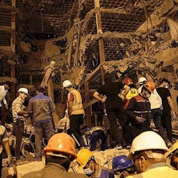 رجال الإنقاذ يواصلون البحث عن الجثث تحت أنقاض مبنى ميتروبول في عبادان في 27 مايو/أيار2022 (الصورة عبر وكالة تسنيم الإخبارية)