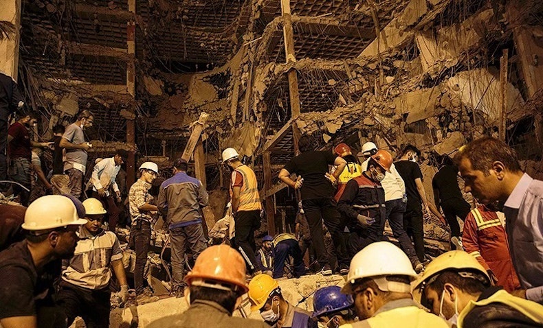 رجال الإنقاذ يواصلون البحث عن الجثث تحت أنقاض مبنى ميتروبول في عبادان في 27 مايو/أيار2022 (الصورة عبر وكالة تسنيم الإخبارية)