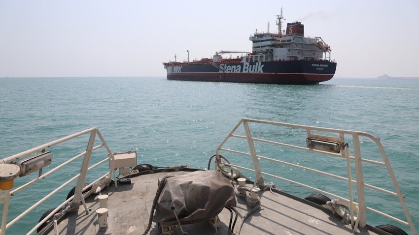 نفت‌کش استنا ایمپرو با پرچم بریتانیا در هنگام خروج از ساحل بندرعباس؛ ۵ مهر ۱۳۹۸. (عکس از خبرگزاری مهر)