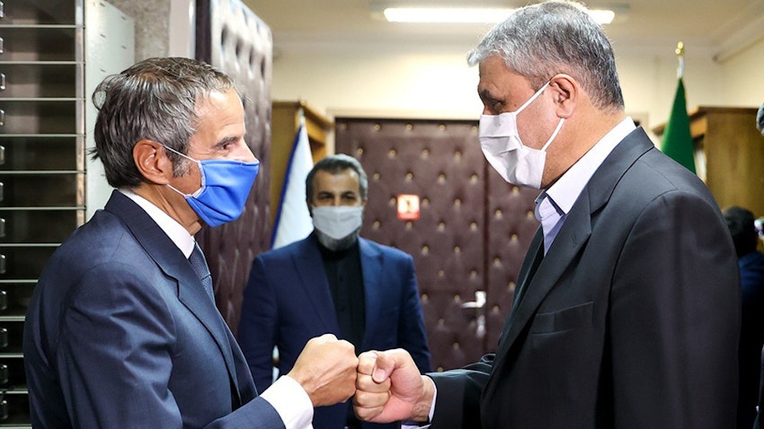رئيس الوكالة الدولية للطاقة الذرية رافائيل غروسي يلتقي رئيس منظمة الطاقة الذرية الإيرانية محمد إسلامي في طهران. 12 أيلول/سبتمبر 2021 (الصورة عبر وكالة أنباء فارس)