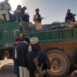 مقاتلو طالبان يتلقون معدات عسكرية تابعة للحكومة الأفغانية السابقة من إيران في 8 يونيو/حزيران 2022 (المصدر: قهار بلخي / تويتر)