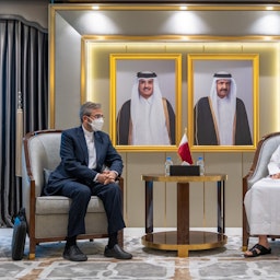 كبير المفاوضين النوويين الإيرانيين علي باقري كني يلتقي بكبير الدبلوماسيين القطريين في الدوحة في 4 أكتوبر/تشرين الأول 2021 (الصورة من وزارة الخارجية القطرية)
