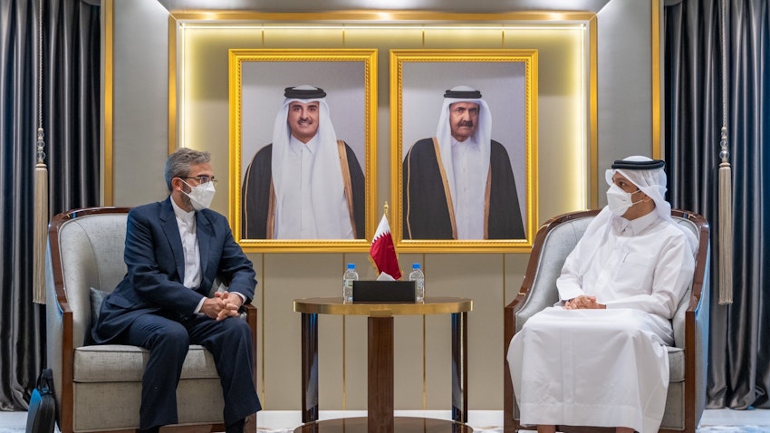 كبير المفاوضين النوويين الإيرانيين علي باقري كني يلتقي بكبير الدبلوماسيين القطريين في الدوحة في 4 أكتوبر/تشرين الأول 2021 (الصورة من وزارة الخارجية القطرية)