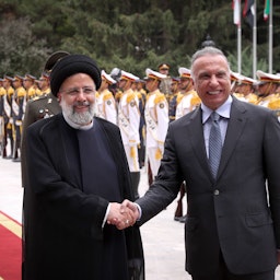 الرئيس الإيراني إبراهيم رئيسي يستقبل رئيس الوزراء العراقي مصطفى الكاظمي في طهران، إيران، 26 يونيو /حزيران 2022 (الصورة عبر الرئاسة الإيرانية)