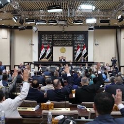 نواب عراقيون يجتمعون لأداء نواب بُدلاء اليمين في بغداد في 23 يونيو/حزيران 2022 (الصورة عبر المكتب الإعلامي لرئيس البرلمان العراقي)