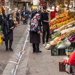 ایرانیان در حال خرید در یک بازار محلی؛ تهران، ایران، ۱۷ فروردین  ۱۴۰۰. (عکس از مجید خواهی/ خبرگزاری ایسنا)
