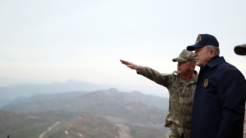 وزير الدفاع التركي خلوصي آكار يزور قاعدة عسكرية تركية بالقرب من الحدود التركية العراقية في 25 أبريل/نيسان 2022 (الصورة من حساب تويتر الرسمي لوزارة الدفاع التركية)
