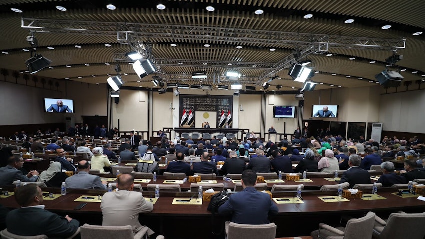 حضور نمایندگان پارلمان عراق در یک نشست پارلمانی؛ بغداد، عراق، ۲ تیر ۱۴۰۱/ ۲۳ ژوئن ۲۰۲۲. (عکس از صفحه‌ی توییتر دفتر رسانه‌ای رئیس مجلس عراق)