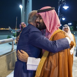 استقبال محمد بن سلمان آل سعود، ولیعهد عربستان، از مصطفی الکاظمی، نخست‌وزیر وقت عراق؛ جده، عربستان، ۵ تیر ۱۴۰۱/ ۲۶ ژوئن ۲۰۲۲. (عکس از صفحه‌ی توییتر دفتر نخست‌وزیر عراق)