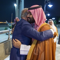 ولي العهد السعودي الأمير محمد بن سلمان آل سعود يستقبل رئيس الوزراء العراقي مصطفى الكاظمي في جدة، المملكة العربية السعودية في 26 يونيو/حزيران 2022 (المصدر: المكتب الإعلامي لرئيس الوزراء/تويتر)