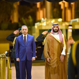 استقبال محمد بن سلمان آل سعود، ولیعهد عربستان، از مصطفی الکاظمی، نخست‌وزیر عراق؛ جده، عربستان، ۵ تیر ۱۴۰۱/ ۲۶ ژوئن ۲۰۲۲. (عکس از توییتر دفتر نخست‌وزیر عراق)