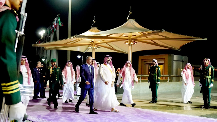 استقبال محمد بن سلمان آل سعود، ولیعهد عربستان از مصطفی الکاظمی، نخست‌وزیر عراق؛ جده، عربستان، ۲۴ تیر ۱۴۰۱/ ۱۵ ژوئیه ۲۰۲۲. (عکس از صفحه‌ی توییتر دفتر نخست‌وزیر عراق)