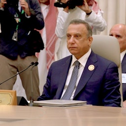 مصطفی الکاظمی نخست‌وزیر عراق در کنفرانس جده؛ عربستان سعودی، ۲۵ تیر ۱۴۰۱/ ۱۶ ژوئیه ۲۰۲۲. (عکس از صفحه‌ی توییتر دفتر نخست‌وزیر عراق)