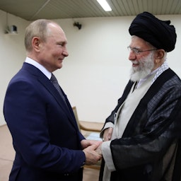 دیدار علی خامنه‌ای، رهبر ایران، با ولادیمیر پوتین، رئیس‌جمهور روسیه؛ تهران، ۲۸ تیر ۱۴۰۱. (عکس از وبسایت رهبر ایران)