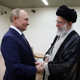 الرئيس الروسي فلاديمير بوتين يلتقي بالمرشد الأعلى الإيراني علي خامنئي في طهران، إيران في 19 يوليو/تموز 2022. (الصورة عبر موقع المرشد الأعلى الإيراني)