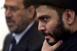 مقتدی الصدر و نوری المالکی در یک کنفرانس مطبوعاتی مشترک؛ نجف، عراق، ۲۶ مهر ۱۳۸۵/ ۱۸ اکتبر ۲۰۰۶. (عکس از گتی ایمیجز)