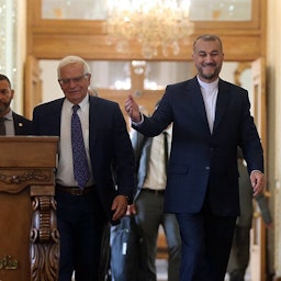 حسین امیرعبداللهیان، وزیر امور خارجه‌ی ایران، و جوزپ بورل، مسئول سیاست خارجی اتحادیه‌ی اروپا؛ تهران، ۴ تیر ۱۴۰۱. (عکس از ایرنا)