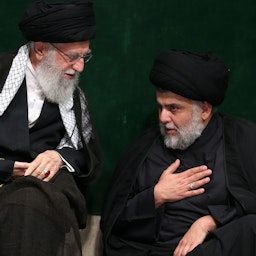 المرشد الأعلى الإيراني علي خامنئي ورجل الدين الشيعي العراقي مقتدى الصدر في طهران، إيران. 11 سبتمبر/أيلول 2019 (الصورة عبر صفحة خامنئي الرسمية)