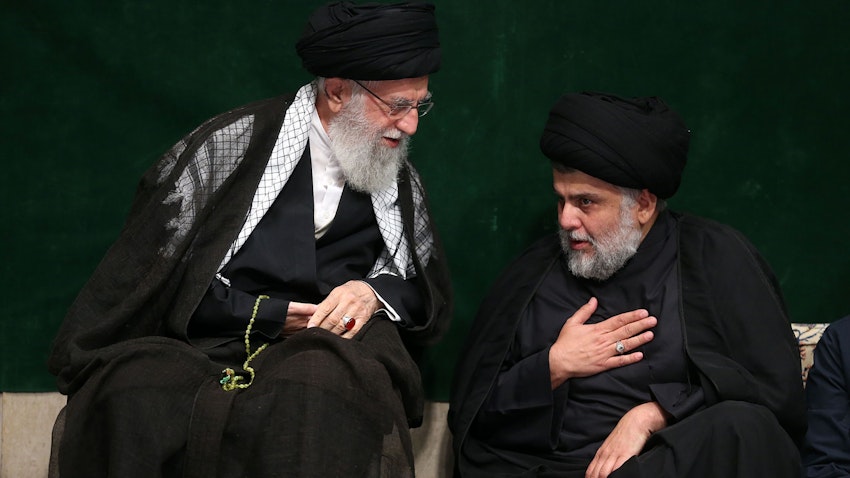 المرشد الأعلى الإيراني علي خامنئي ورجل الدين الشيعي العراقي مقتدى الصدر في طهران، إيران. 11 سبتمبر/أيلول 2019 (الصورة عبر صفحة خامنئي الرسمية)