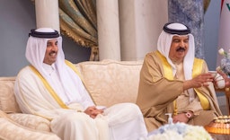 ملك البحرين يلتقي أمير قطر على هامش قمة الأمن والتنمية في جدة بالمملكة العربية السعودية في 16 يوليو/تموز 2022.(الصورة عبر  وكالة أنباء البحرين)