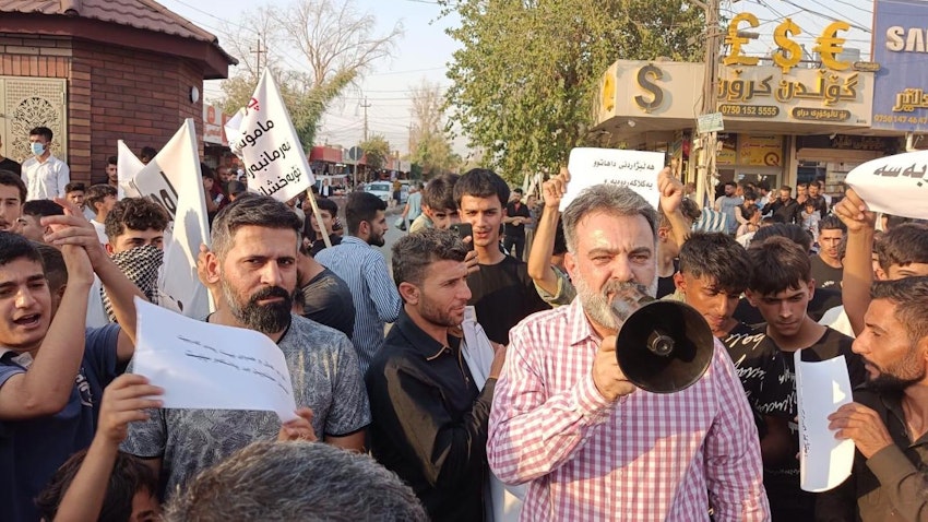 النائب عن حراك الجيل الجديد أريان تاوغوزي يتحدث خلال احتجاج في محافظة السليمانية، العراق. 6 أغسطس/آب 2022 (المصدر: نواي نوي كردستان/ فيسبوك)