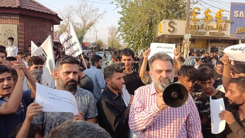 سخنرانی ئاریان تاوگۆزی، نماینده‌ی جنبش نسل جدید، در جریان تظاهراتی در استان سلیمانیه؛ عراق، ۱۵ مرداد ۱۴۰۱/ ۶ اوت ۲۰۲۲. (عکس از صفحه‌ی فیسبوک جنبش نسل جدید)
