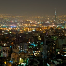 مشهد ليلي للعاصمة طهران، إيران. 3 يوليو/تموز 2010 (تصوير باباك فروخي عبر ويكيميديا كومنز)